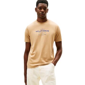 Ανδρικό T-Shirt Tommy Hilfiger Stack Graphic Tee Timeless Camel MW0MW40002-GV7 Ανδρικό T-Shirt Tommy Hilfiger Stack Graphic Tee Timeless Camel MW0MW40002-GV7