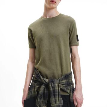 Ανδρικό T-Shirt Calvin Klein Monogram Badge Waffle Ss Tee Ck Burnt Olive J30J319074-LB6 Ανδρικό T-Shirt Calvin Klein Monogram Badge Waffle Ss Tee Ck Burnt Olive J30J319074-LB6